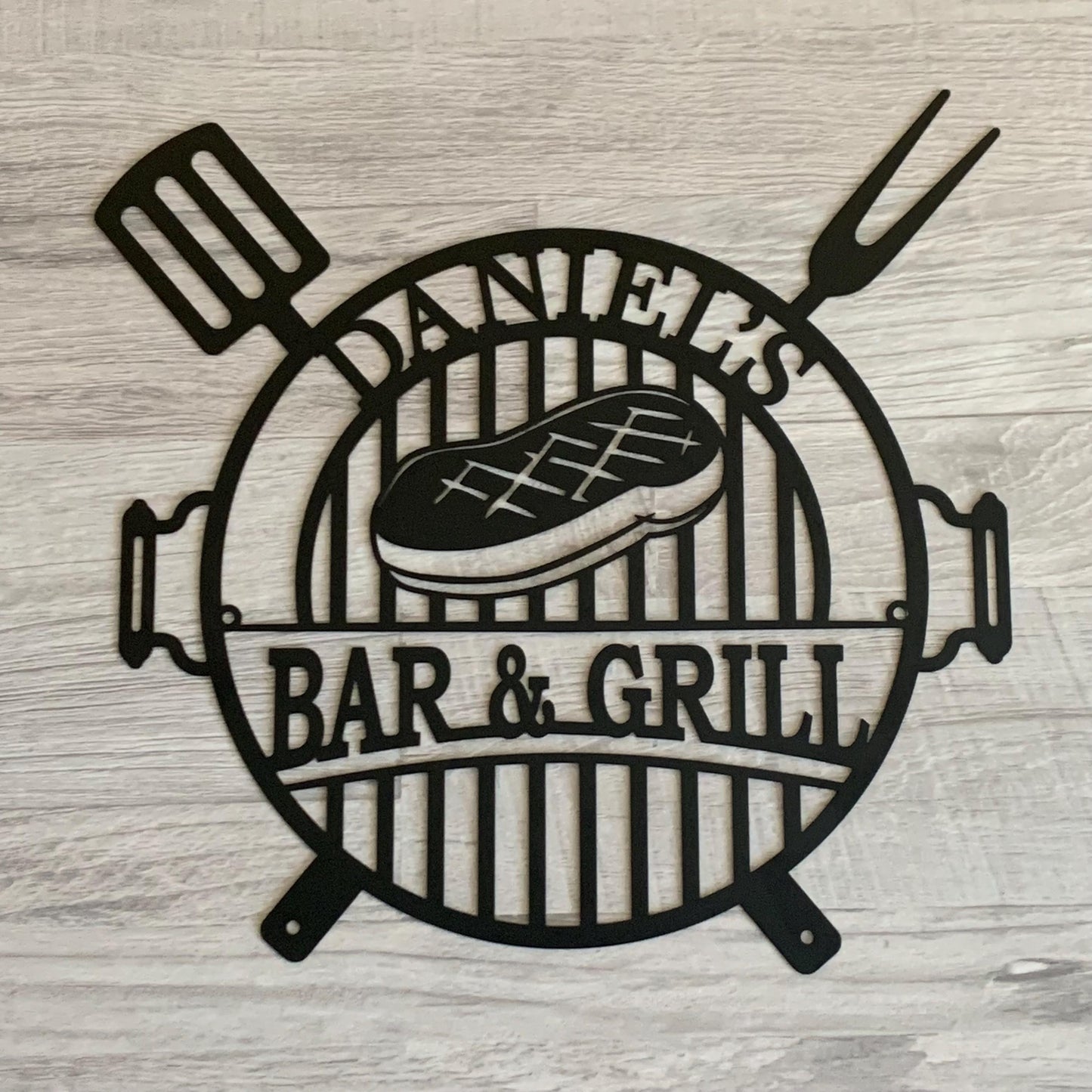 Personalized BBQ Grill Sign – Custom Metal Bar & Grill Outdoor Decor – Backyard Patio Sign for Dad, Man Cave, or Housewarming Gift