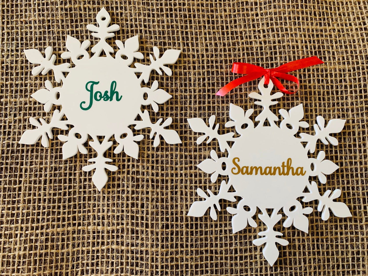 Personalized White Snowflake Ornaments – Custom Name Christmas Tree Decorations – Laser-Cut Acrylic Place Cards & Holiday Table Name Tags