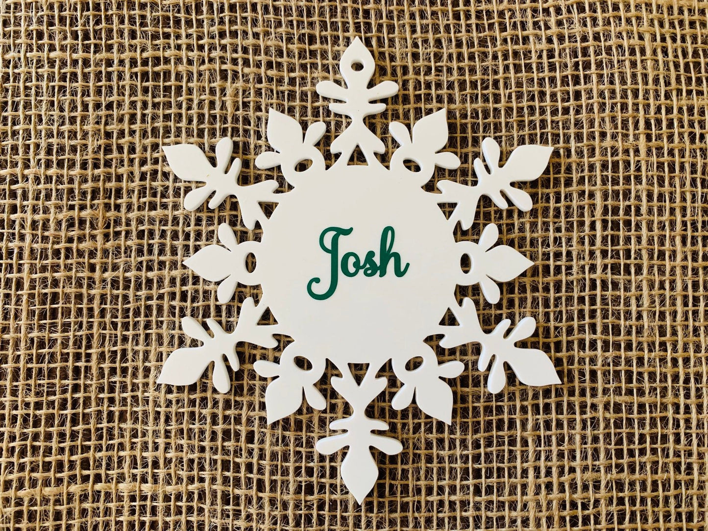 Personalized White Snowflake Ornaments – Custom Name Christmas Tree Decorations – Laser-Cut Acrylic Place Cards & Holiday Table Name Tags