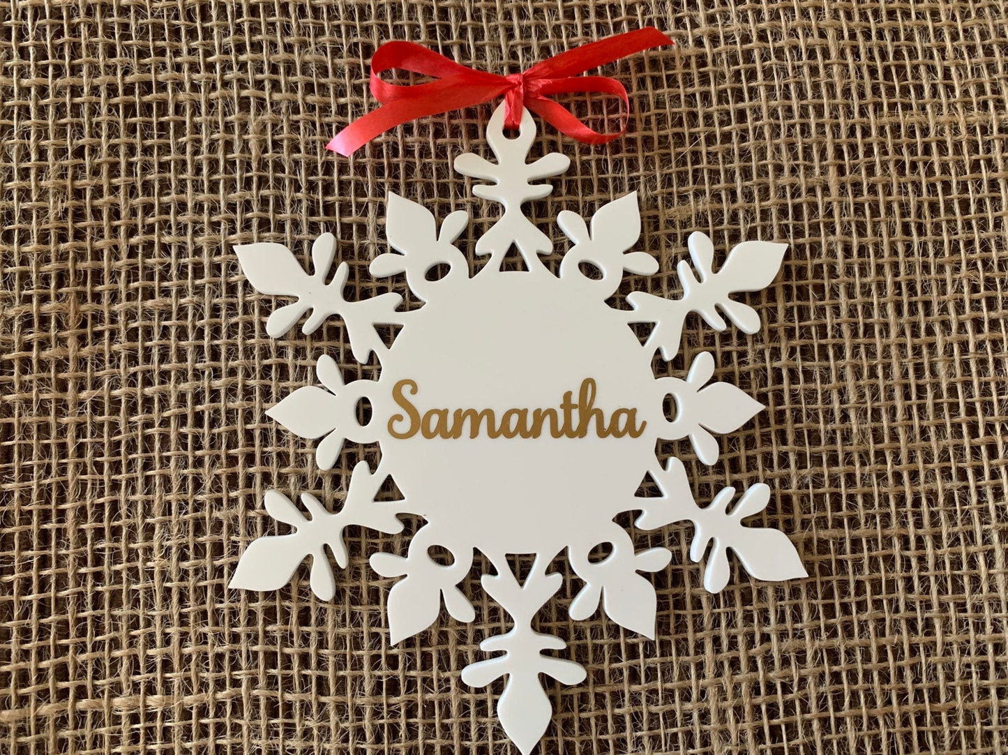 Personalized White Snowflake Ornaments – Custom Name Christmas Tree Decorations – Laser-Cut Acrylic Place Cards & Holiday Table Name Tags
