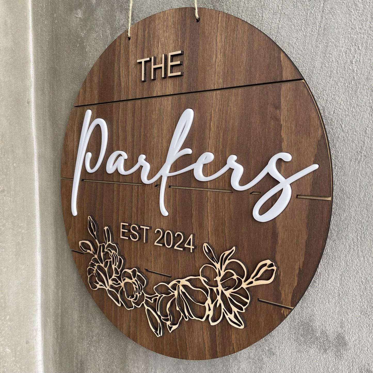 Custom Wedding Welcome Sign – Personalized Family Name Round Wood Sign with Flowers – Floral Wall Decor & Keepsake – Anniversary or Photo Prop Gift