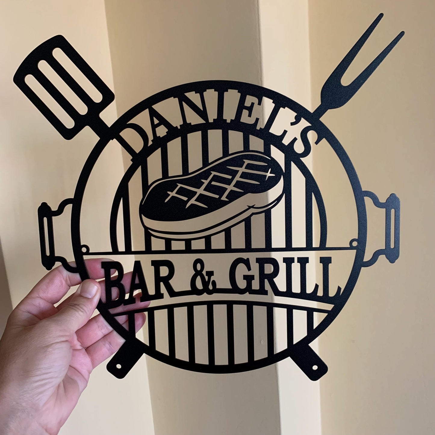 Personalized BBQ Grill Sign – Custom Metal Bar & Grill Outdoor Decor – Backyard Patio Sign for Dad, Man Cave, or Housewarming Gift