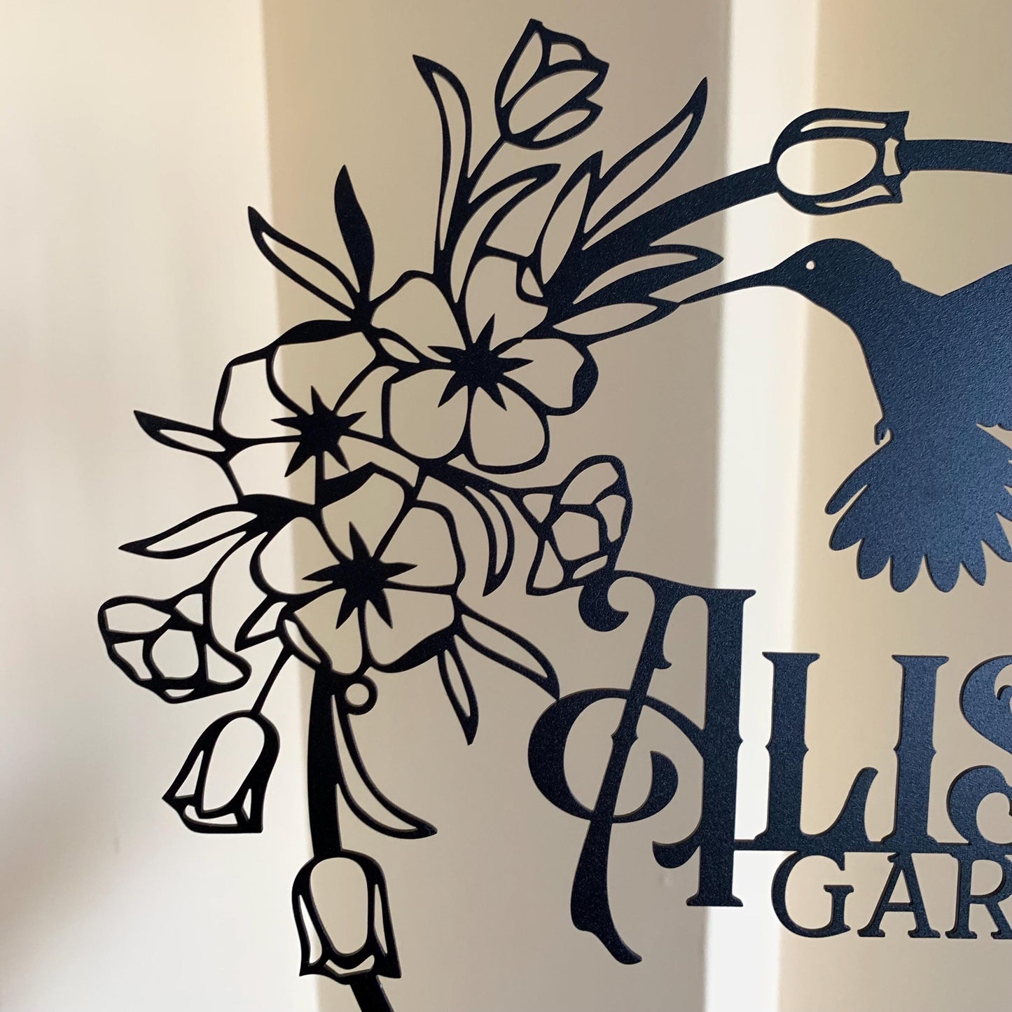 Personalized Garden Sign with Bird & Flowers – Custom Outdoor Metal Name Plaque – Gift for Gardeners, Floral Yard Decor, Grandma Gift