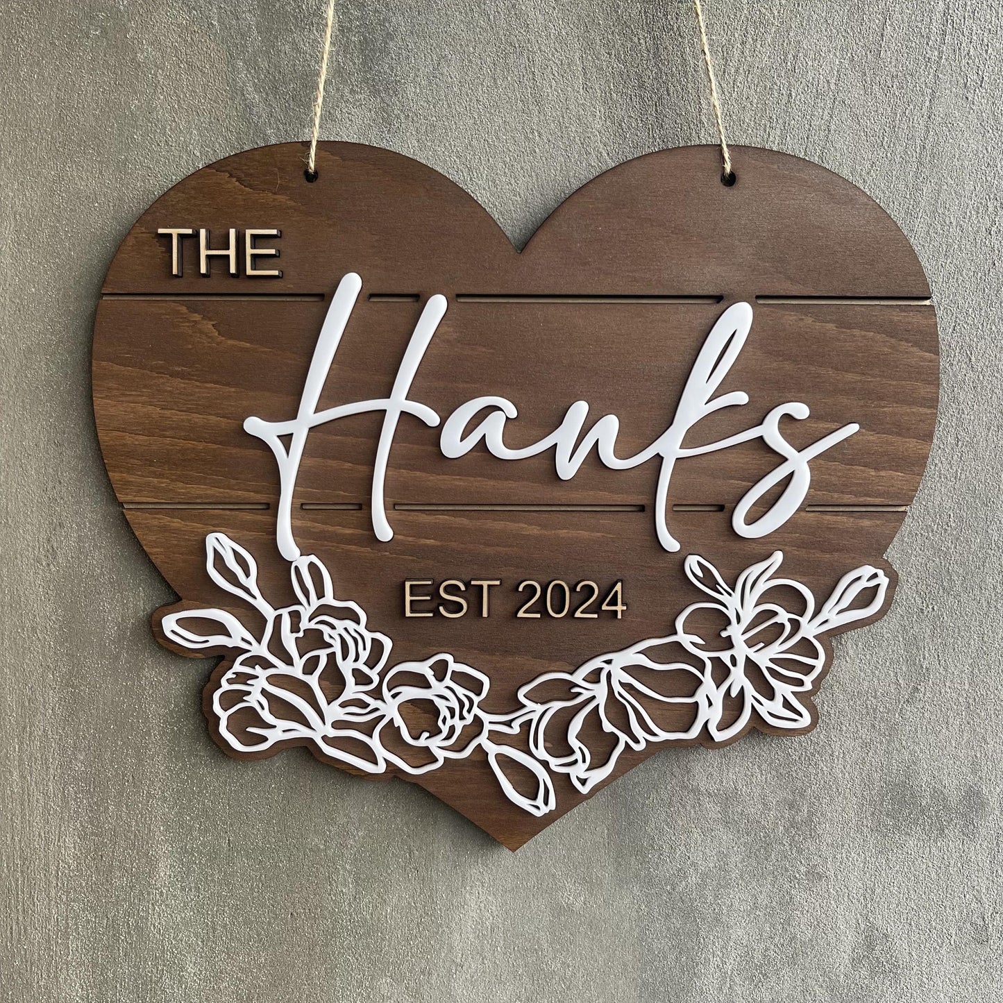 Personalized Heart Name Sign – Custom Wood Sign with Flowers & Wedding Date – Rustic Family Name Wall Decor – Welcome Sign or Gift for Couples
