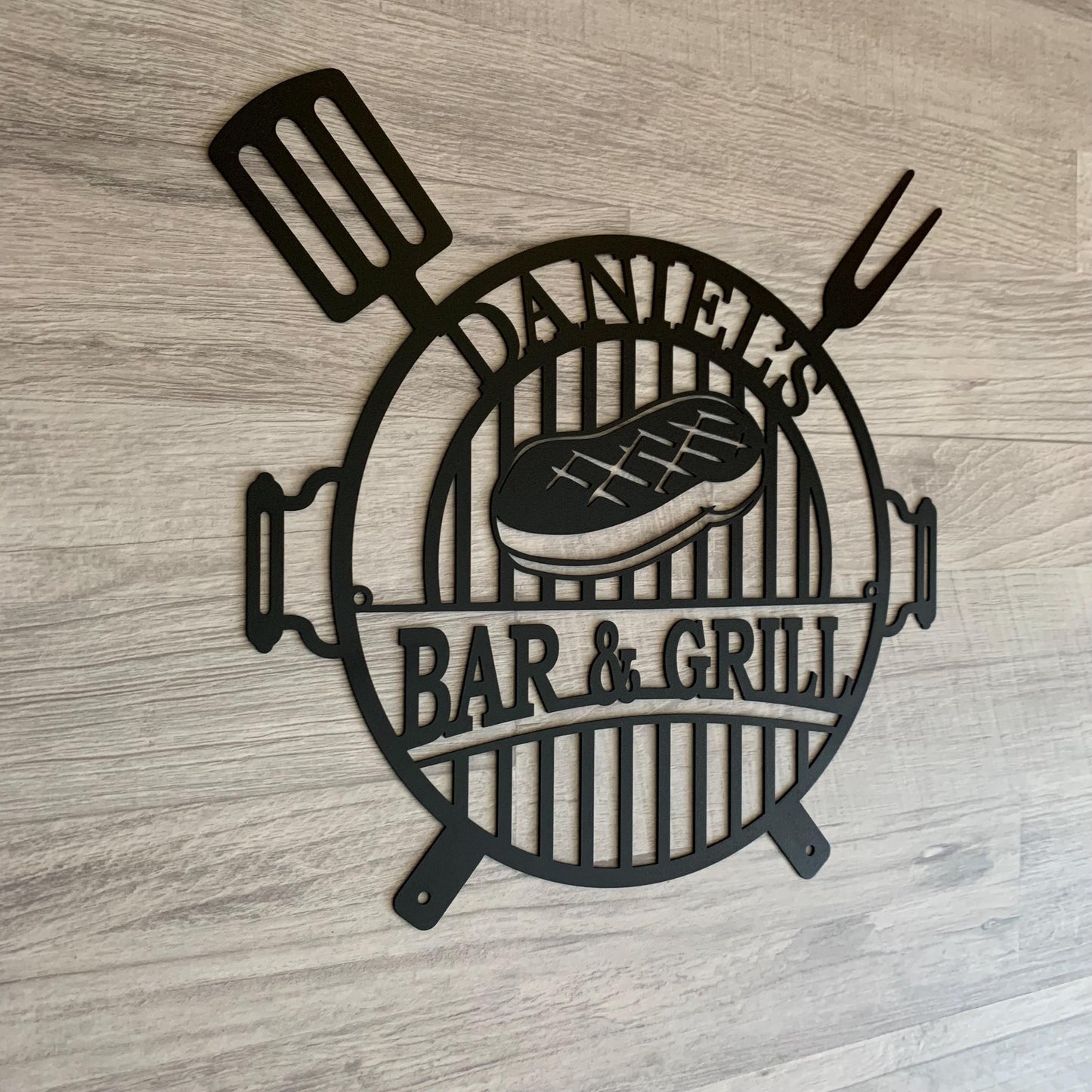 Personalized BBQ Grill Sign – Custom Metal Bar & Grill Outdoor Decor – Backyard Patio Sign for Dad, Man Cave, or Housewarming Gift
