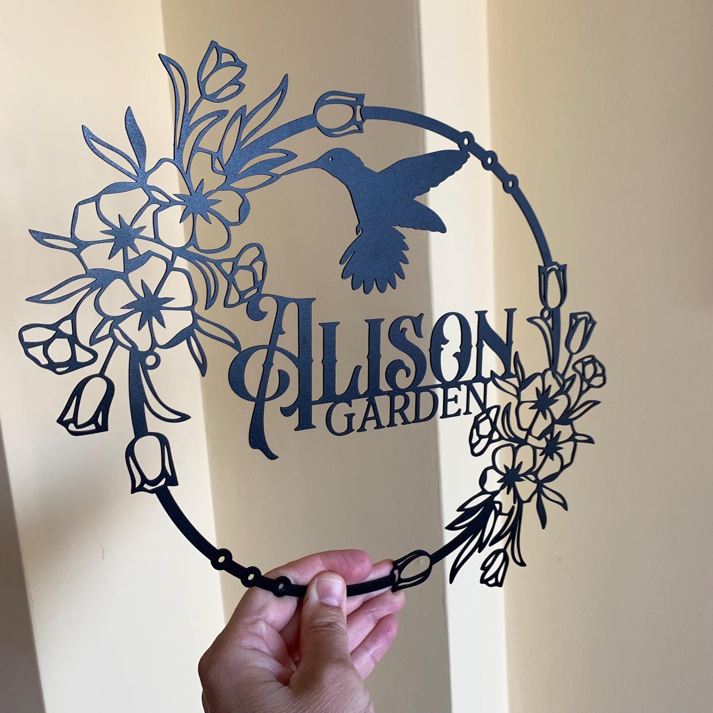 Personalized Garden Sign with Bird & Flowers – Custom Outdoor Metal Name Plaque – Gift for Gardeners, Floral Yard Decor, Grandma Gift