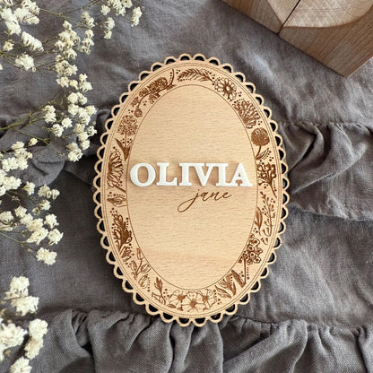 Florales Geburtsanzeigeschild – Jakobsmuschel-Meilensteinkarte – Holzspitze, personalisierte Babyanzeige, handgefertigt, Babyname, Krankenhausschild