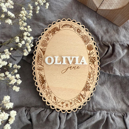 Panneau d'annonce de naissance floral - Carte d'étape festonnée - Annonce de naissance personnalisée en dentelle de bois Panneau d'hôpital personnalisé avec nom de bébé fait à la main