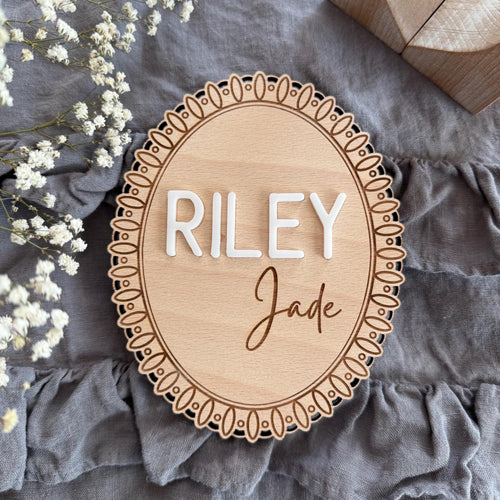 Panneau d'annonce de naissance en dentelle de bois - Disque de nom personnalisé - Panneau de nom personnalisé en 3D - Panneau de nom de bébé fabriqué à la main pour l'hôpital - Cadeau de naissance