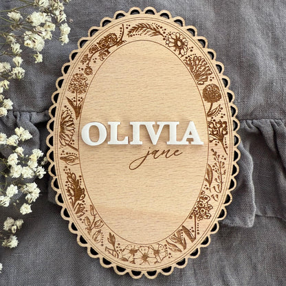 Florales Geburtsanzeigeschild – Jakobsmuschel-Meilensteinkarte – Holzspitze, personalisierte Babyanzeige, handgefertigt, Babyname, Krankenhausschild