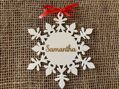 Personalized White Snowflake Ornaments – Custom Name Christmas Tree Decorations – Laser-Cut Acrylic Place Cards & Holiday Table Name Tags