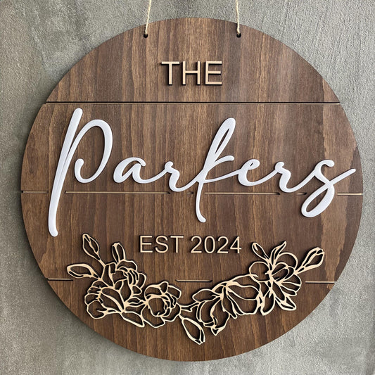 Custom Wedding Welcome Sign – Personalized Family Name Round Wood Sign with Flowers – Floral Wall Decor & Keepsake – Anniversary or Photo Prop Gift