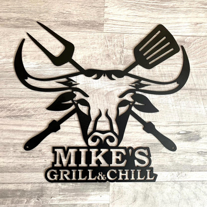 Custom Metal BBQ Sign – Personalized Grill & Chill Name Plaque with Bull Head – Outdoor Bar Sign for Dad, Patio, or Man Cave