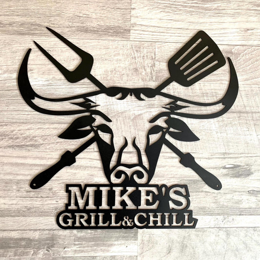 Custom Metal BBQ Sign – Personalized Grill & Chill Name Plaque with Bull Head – Outdoor Bar Sign for Dad, Patio, or Man Cave